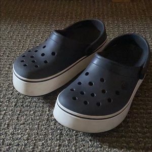 Platform Navy Crocs